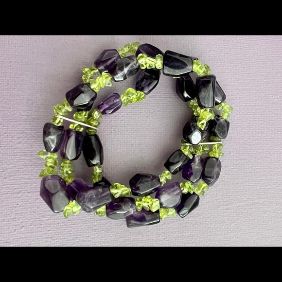 *SOLD LOCALLY* Vintage Natural Amethyst and Peridot Stretch Bracelet - Picture 2 of 4